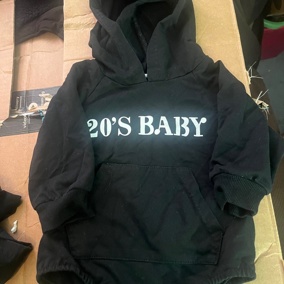 Baby hoodie w/pocket on the front - Picture 2 of 2